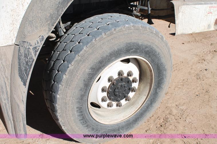 image for item J1312 2009 International 7300 bucket truck