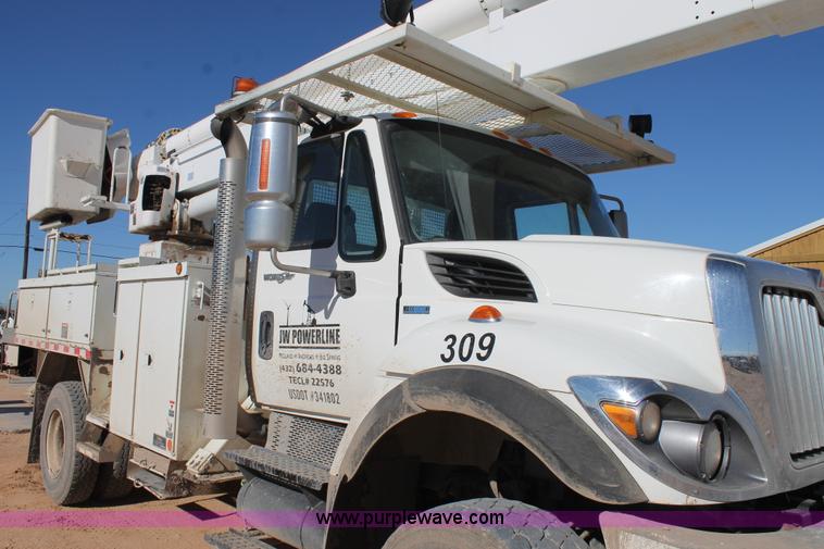 image for item J1312 2009 International 7300 bucket truck