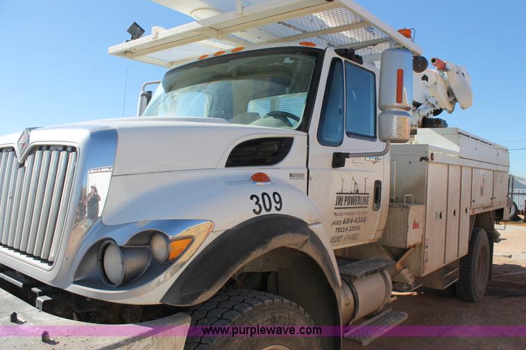 image for item J1312 2009 International 7300 bucket truck