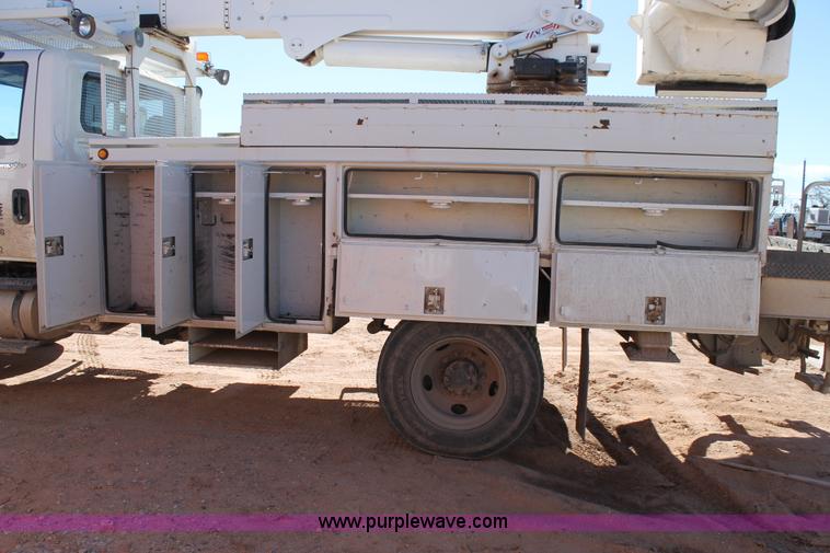 image for item J1312 2009 International 7300 bucket truck
