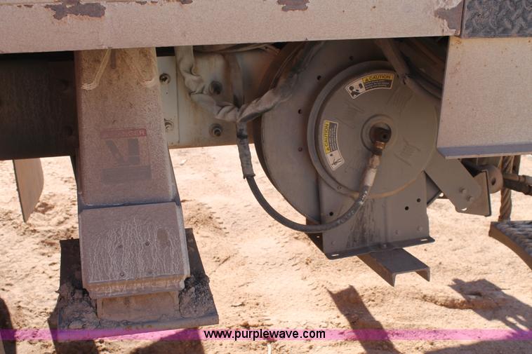 image for item J1312 2009 International 7300 bucket truck