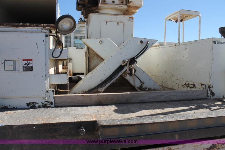 image for item J1312 2009 International 7300 bucket truck