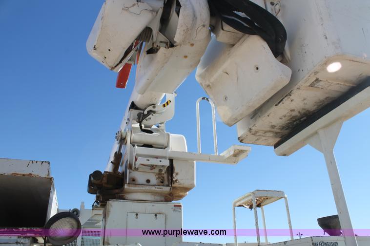 image for item J1312 2009 International 7300 bucket truck