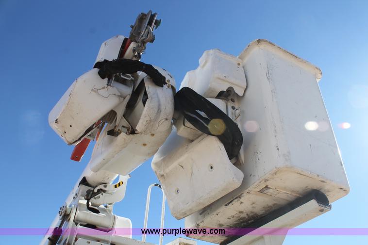 image for item J1312 2009 International 7300 bucket truck