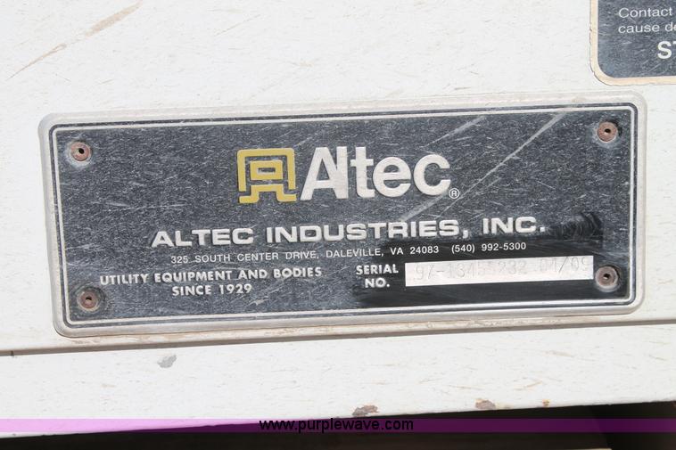 image for item J1312 2009 International 7300 bucket truck