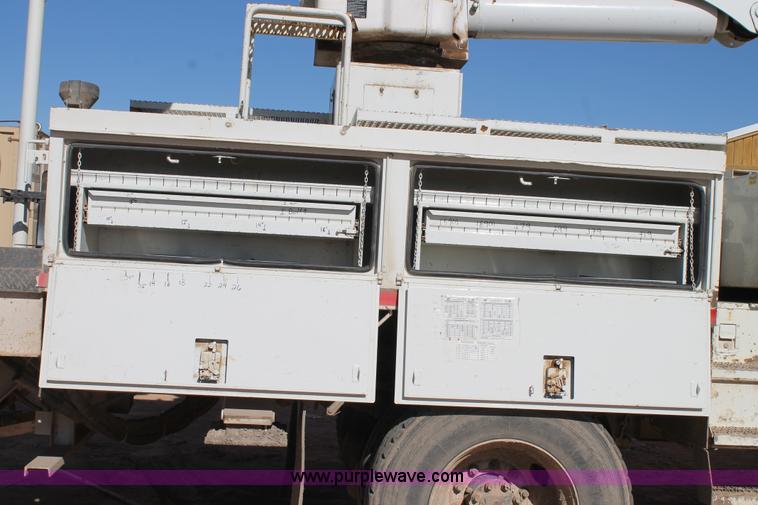 image for item J1312 2009 International 7300 bucket truck