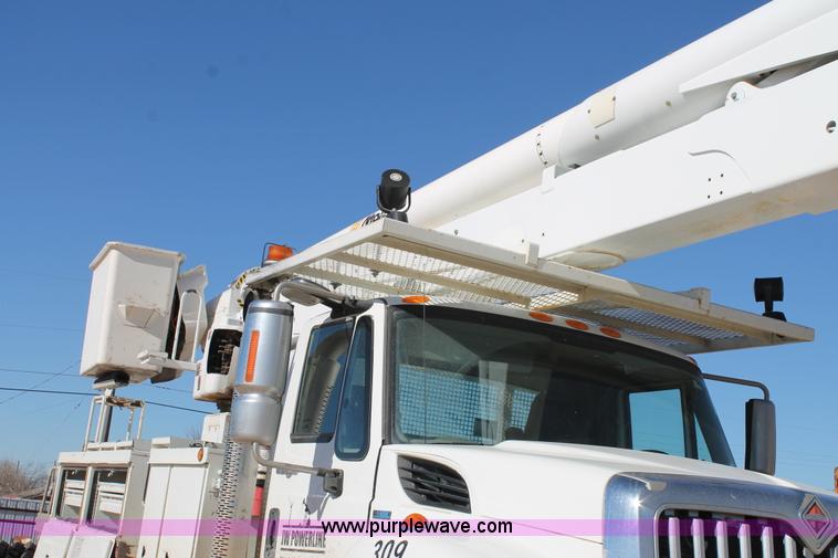 image for item J1312 2009 International 7300 bucket truck
