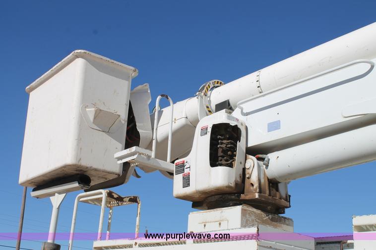 image for item J1312 2009 International 7300 bucket truck