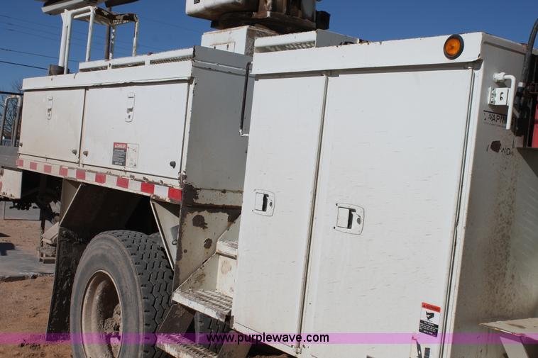 image for item J1312 2009 International 7300 bucket truck