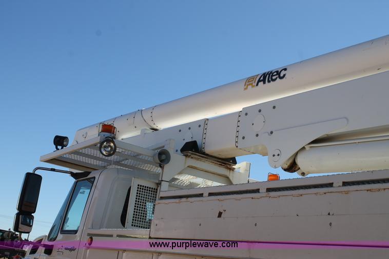 image for item J1312 2009 International 7300 bucket truck