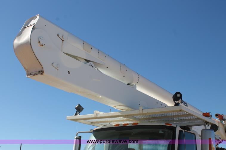 image for item J1312 2009 International 7300 bucket truck