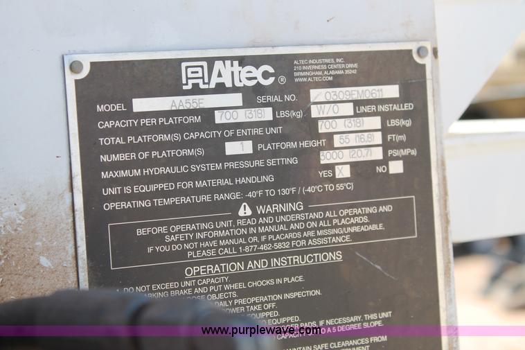 image for item J1312 2009 International 7300 bucket truck