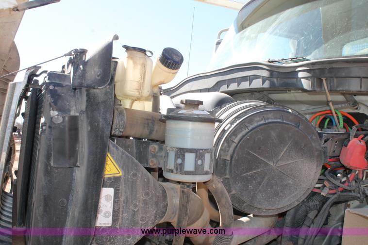 image for item J1312 2009 International 7300 bucket truck