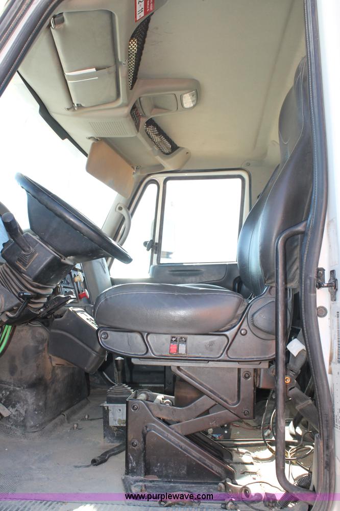 image for item J1312 2009 International 7300 bucket truck