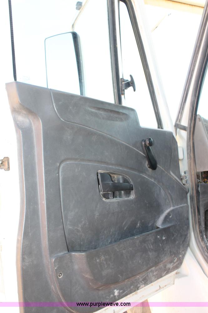 image for item J1312 2009 International 7300 bucket truck