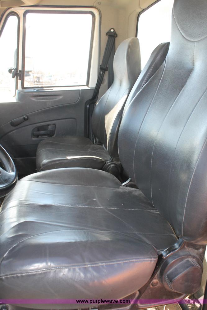 image for item J1312 2009 International 7300 bucket truck