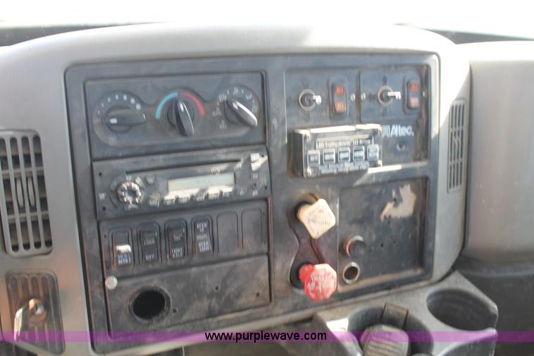 image for item J1312 2009 International 7300 bucket truck