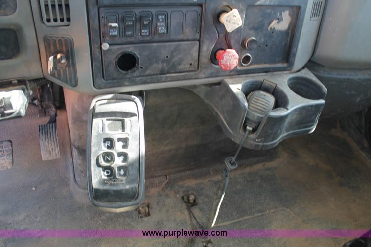 image for item J1312 2009 International 7300 bucket truck