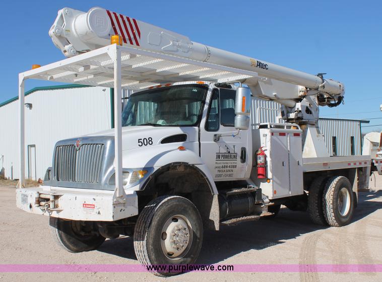image for item J1318 2002 International 7400 bucket truck