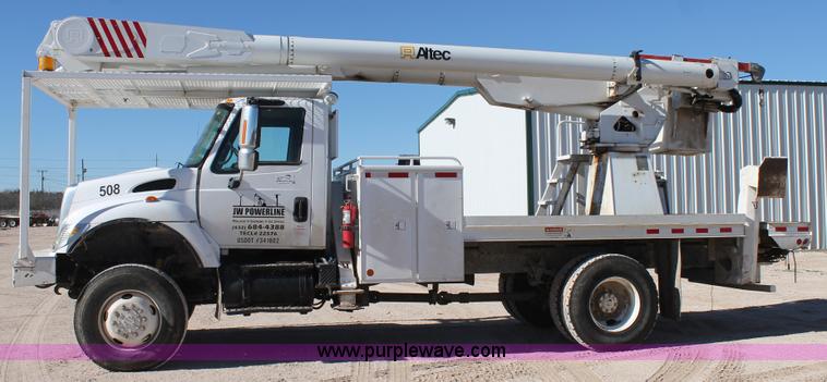 image for item J1318 2002 International 7400 bucket truck