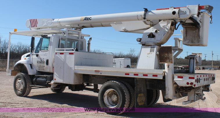 image for item J1318 2002 International 7400 bucket truck
