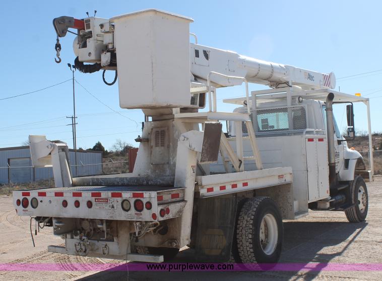 image for item J1318 2002 International 7400 bucket truck