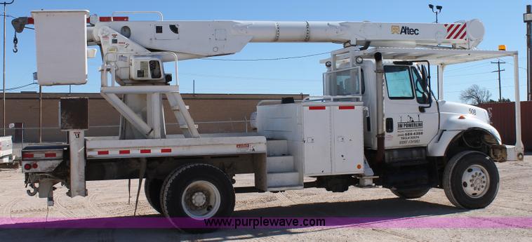 image for item J1318 2002 International 7400 bucket truck