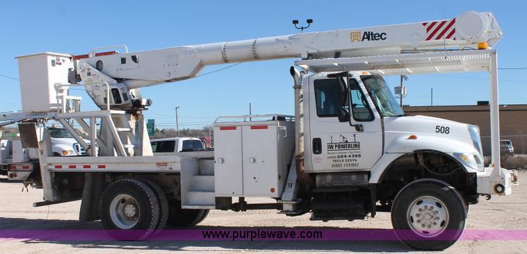 image for item J1318 2002 International 7400 bucket truck