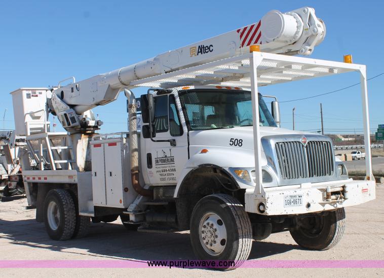 image for item J1318 2002 International 7400 bucket truck