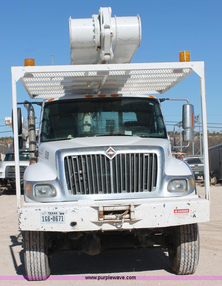 image for item J1318 2002 International 7400 bucket truck