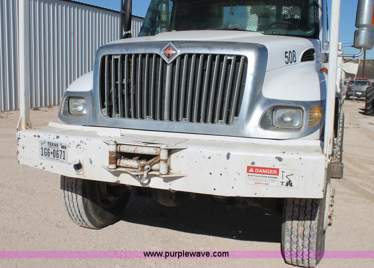 image for item J1318 2002 International 7400 bucket truck