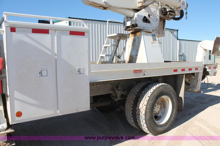 image for item J1318 2002 International 7400 bucket truck