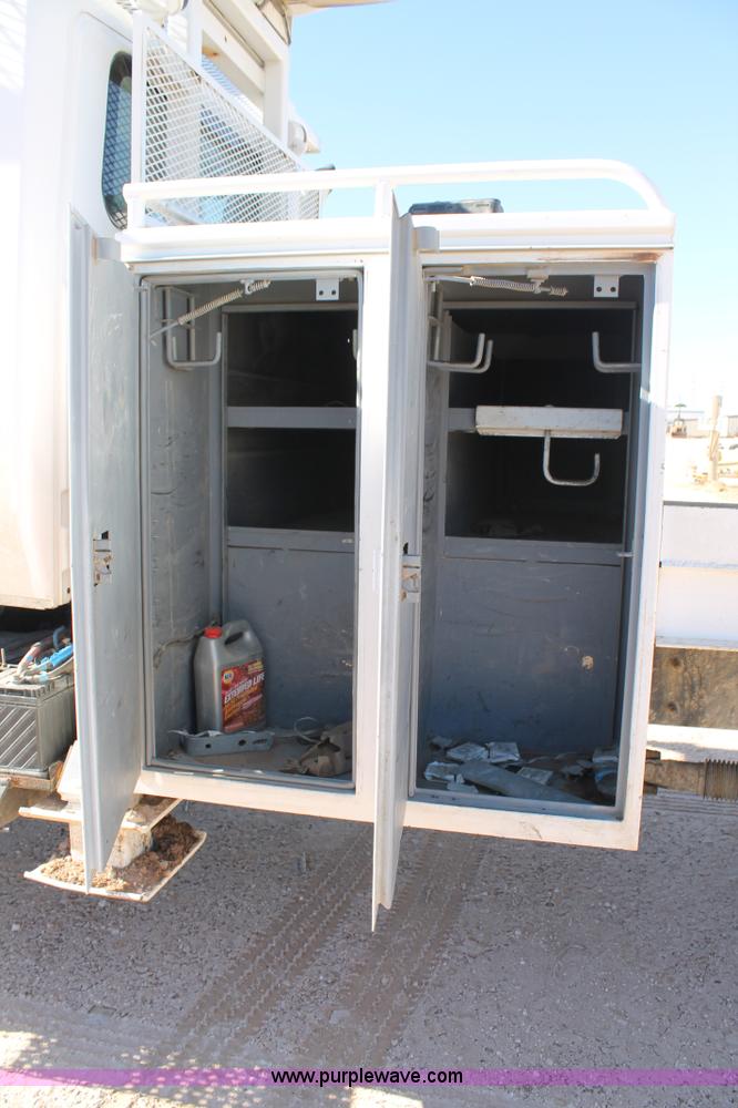 image for item J1318 2002 International 7400 bucket truck