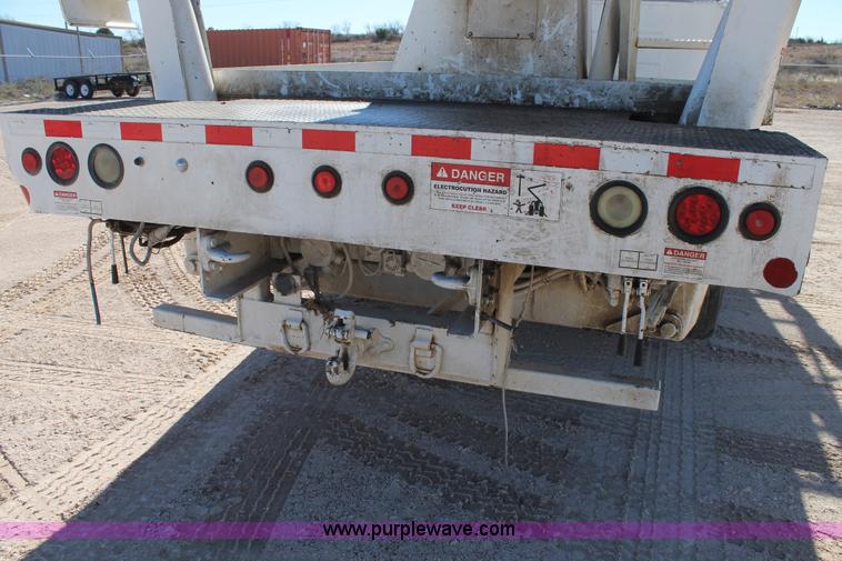 image for item J1318 2002 International 7400 bucket truck