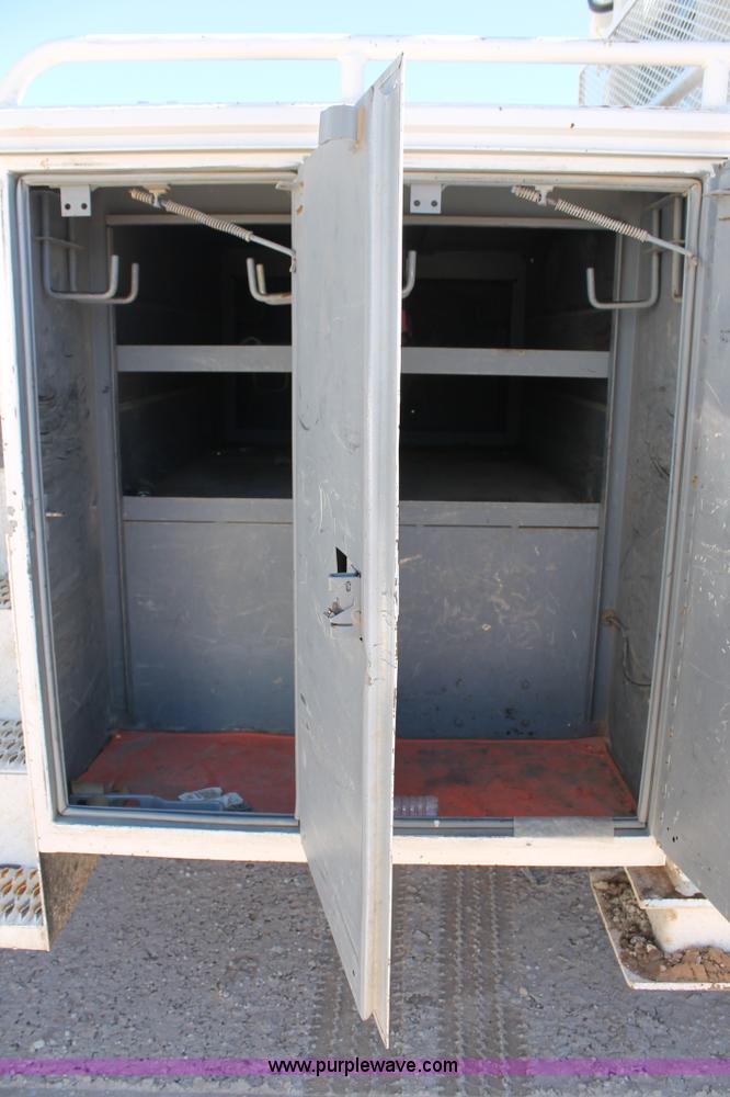 image for item J1318 2002 International 7400 bucket truck