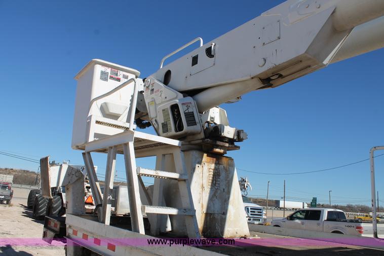 image for item J1318 2002 International 7400 bucket truck
