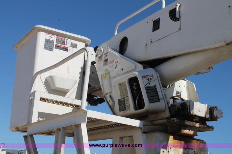 image for item J1318 2002 International 7400 bucket truck