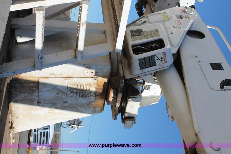 image for item J1318 2002 International 7400 bucket truck