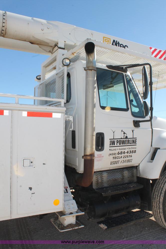 image for item J1318 2002 International 7400 bucket truck