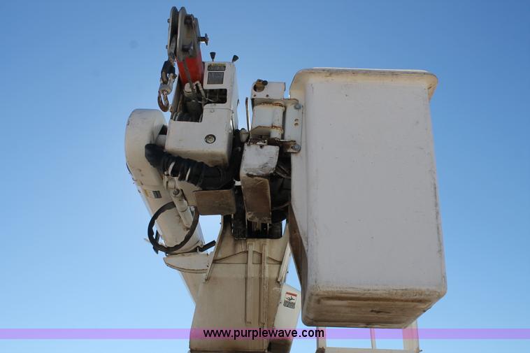 image for item J1318 2002 International 7400 bucket truck