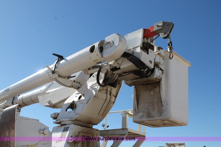 image for item J1318 2002 International 7400 bucket truck