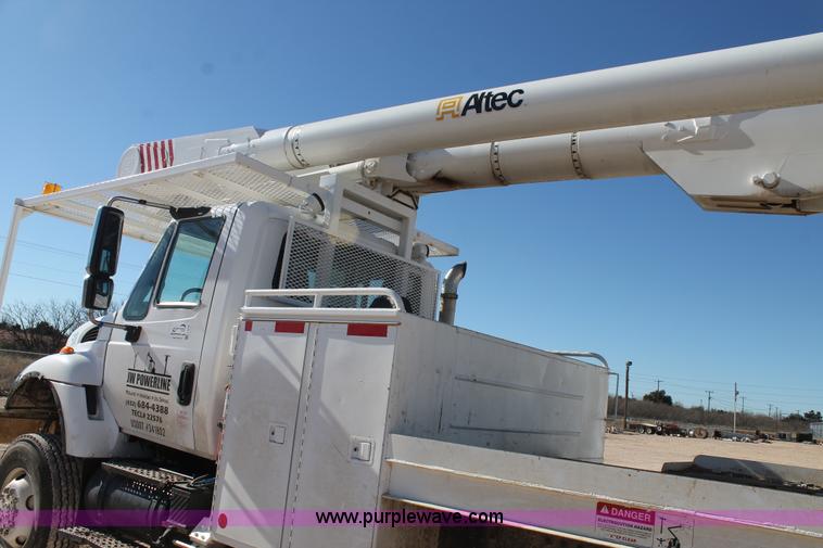 image for item J1318 2002 International 7400 bucket truck