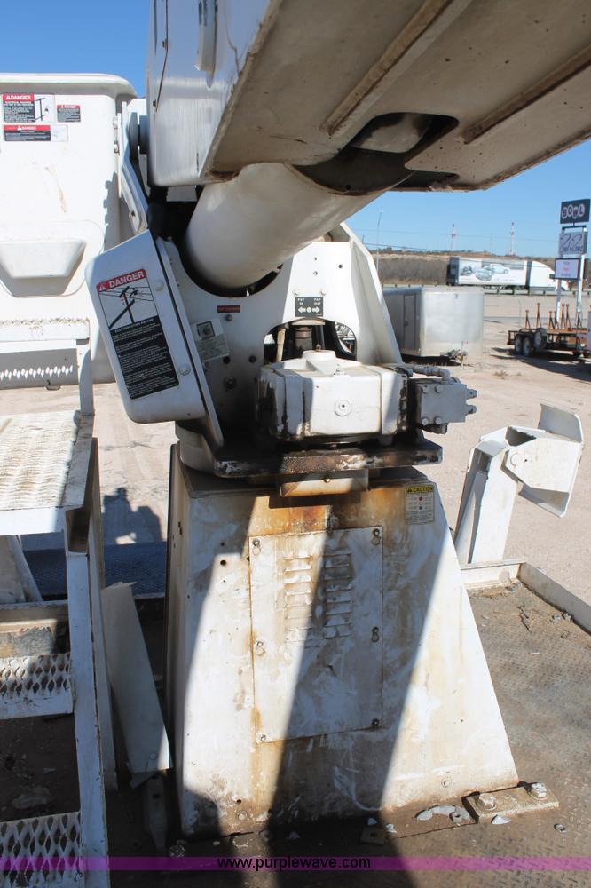 image for item J1318 2002 International 7400 bucket truck