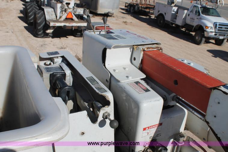 image for item J1318 2002 International 7400 bucket truck