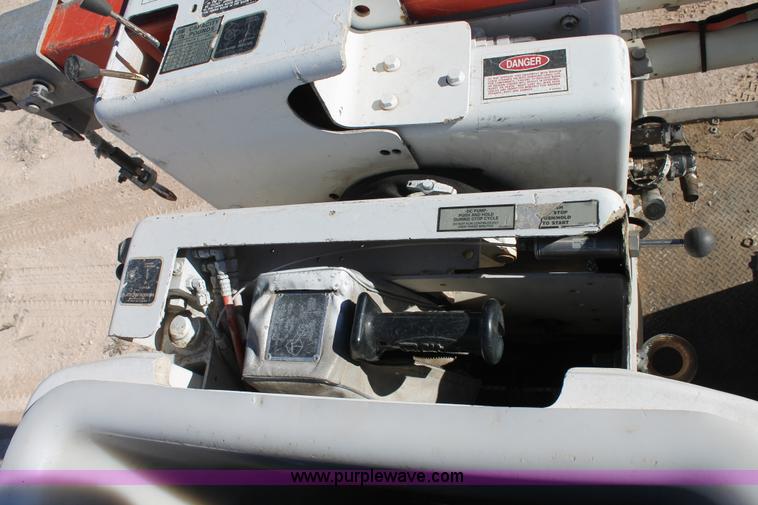 image for item J1318 2002 International 7400 bucket truck