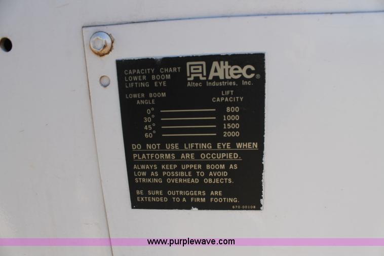 image for item J1318 2002 International 7400 bucket truck