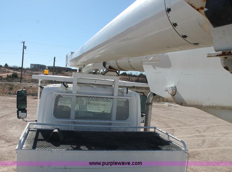image for item J1318 2002 International 7400 bucket truck