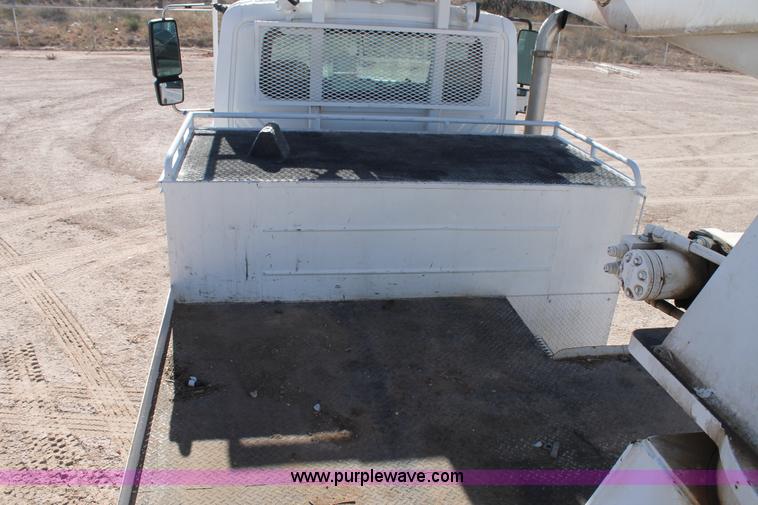 image for item J1318 2002 International 7400 bucket truck