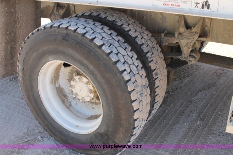 image for item J1318 2002 International 7400 bucket truck