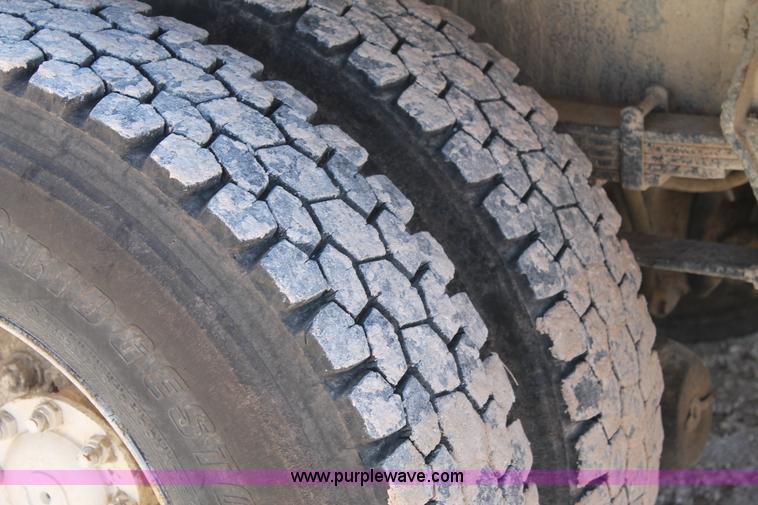 image for item J1318 2002 International 7400 bucket truck